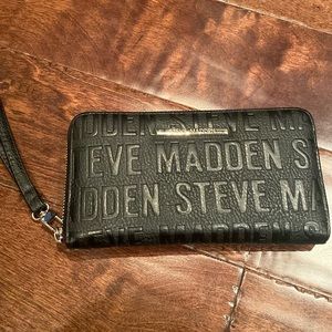 Steve Madden black clutch/wristlet purse- mint condition